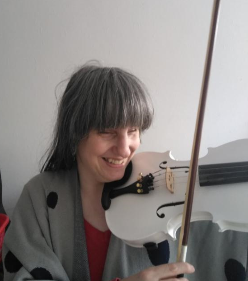 Cornelia Hippler Cornelia Dalia Celine Schwan spielt auf einer weißen Violine