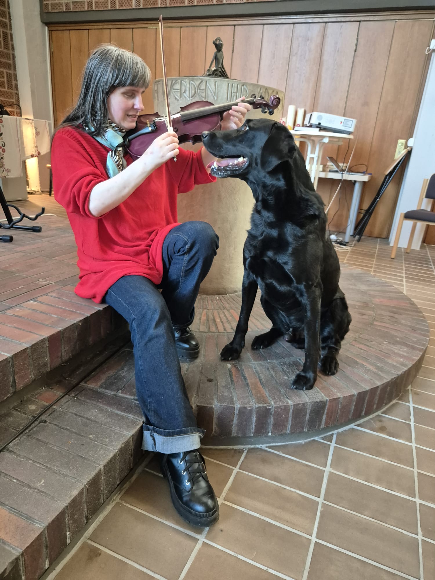 Cornelia mit Hund und violetter Geige (Eigenes Foto der Künstlerin) Cornelia Dalia Celine Schwan spielt auf einer weißen Violine